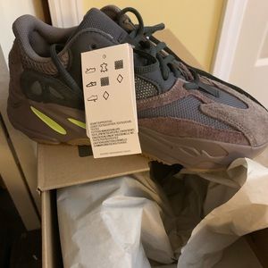 Brand new yeezy 700 mauve